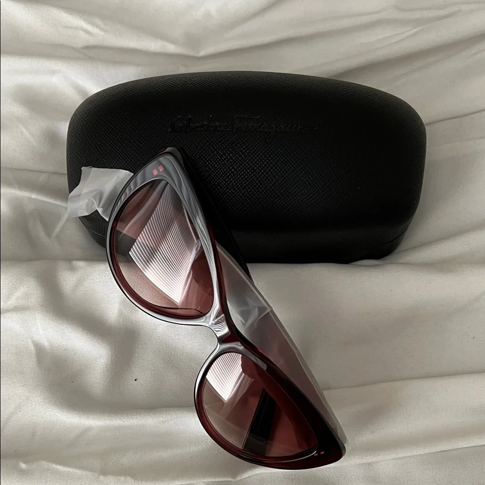 Salvatore Ferragamo! New with case! Chic Cat-Eye Sunglasses - Black and Purple. - Picture 4 of 4